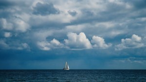 海の上に広がる陰鬱な曇り空と帆船、穏やかな海洋壁紙。 — 空の眺め 壁紙