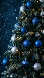 暗い青色のクリスマスツリーに灯りと雪が降り積もる、ムーディーな冬の情景。 — ダークブルー アート GIF 壁紙