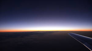 飛行機から見る夕焼けの空の壁紙 — 夕暮れ 壁紙