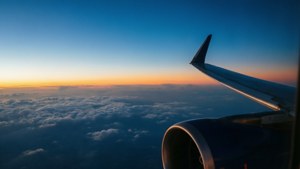 飛行機の窓から見える雲と翼のある空の景色。 — 空の眺め 壁紙