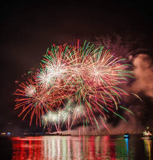 高解像度クリスマス花火 — Pixel 10 Pro Fold 壁紙