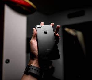 黒いiPhone 7 Plusの浅い被写界深度の写真 — iPhone 8 壁紙