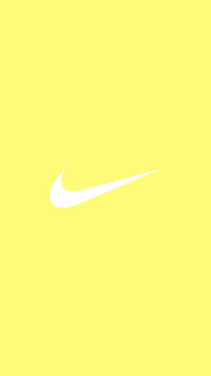 魅惑的なパステルイエローの可愛い美学にアイコニックなNikeロゴが映える
