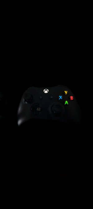 黒Xboxコントローラー8Kフォン — Pixel 10 壁紙