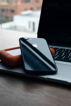 黒いiPhoneとデスク — MacBook 壁紙